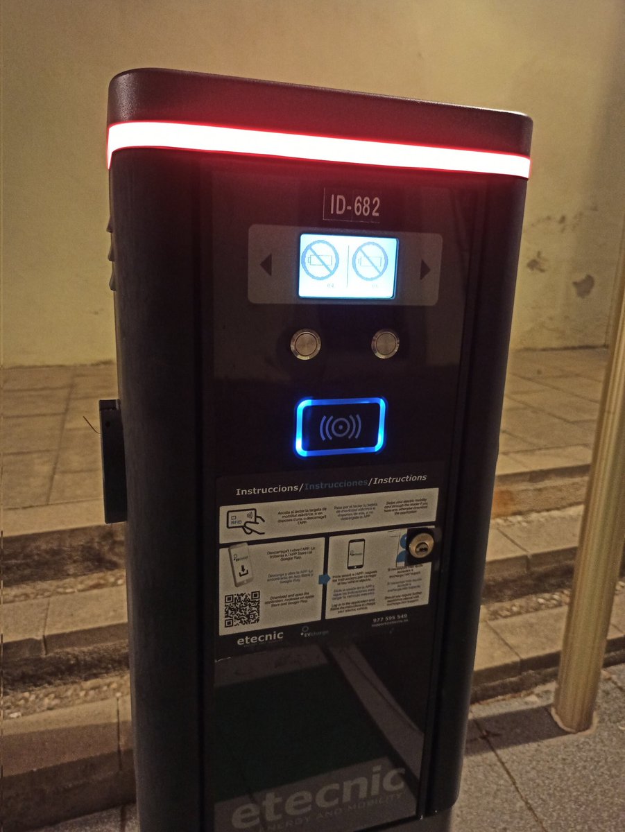 carlespl's tweet photo. @Aj_Tiana fa temps que tenim problemes amb el carregador, Etecnic diu que ells no poden fer res perquè no es paga el manteniment. Podem fer que sigui útil? Gràcies https://t.co/9E4ByVfUGm