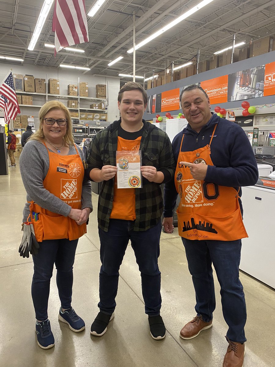 Look who came to visit 3860 today!!! It’s always a pleasure to walk with Dave and engage with the associates and customers!!! Congratulations to our kitchen designer Preston, for receiving a VP Homer award!!! It’s well deserved and I’m super proud of you 🧡 Great job team!!!