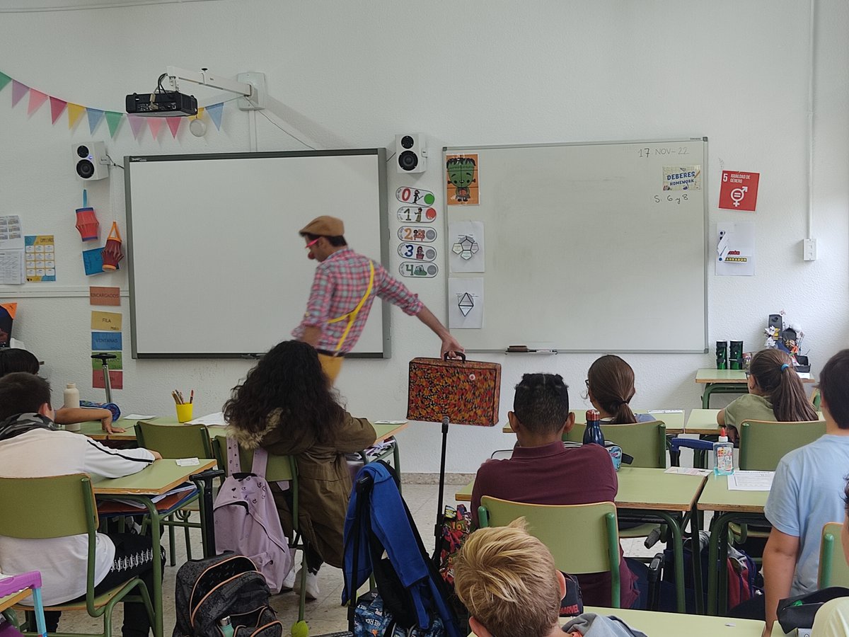 cenconc's tweet photo. "Teca y rastufer" son palabras inventadas por alumnos de 5º del @CebipT  Pinar Prados de la mano de Líquido, un Payaso de Hospital de @Saniclown . Líquido ha llegado esta mañana por “la puerta de atrás” porque la principal era demasiado “normal”... https://t.co/qs9nlieihE https://t.co/wBrST6BX0C