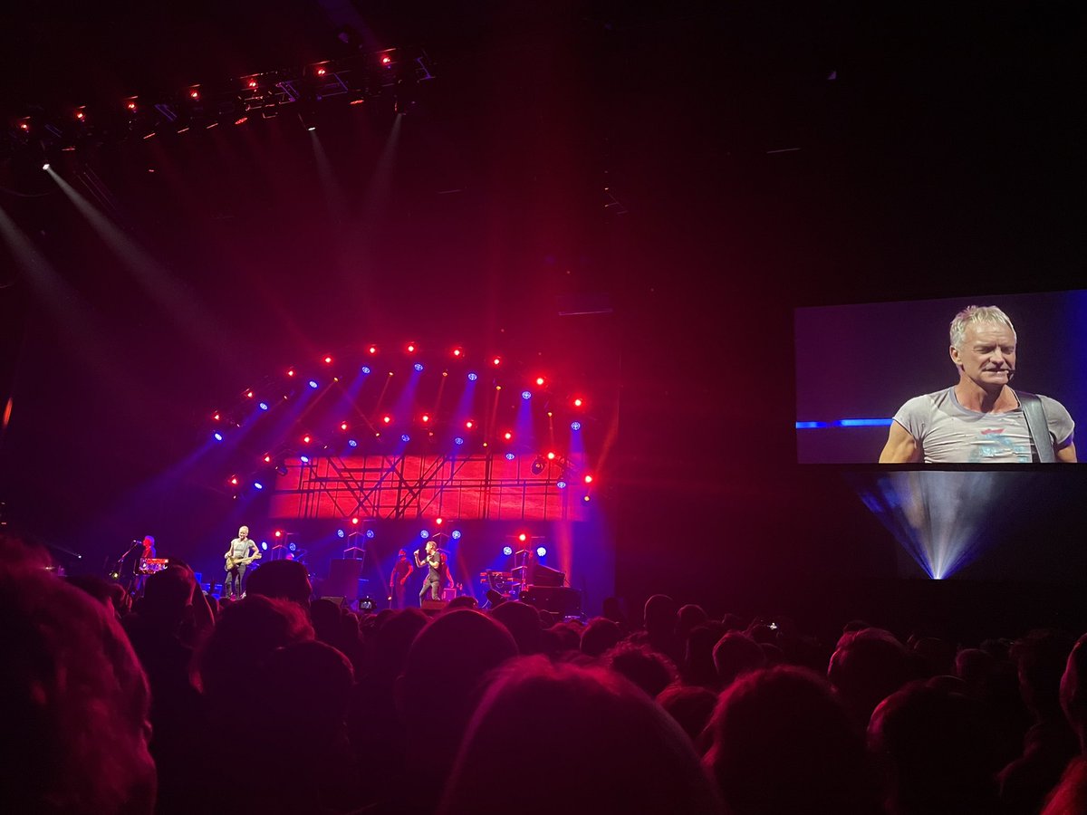 #Sting wat is dit?? <a href="/AFASLive/">AFAS Live</a> Moeten we zelf zingen vandaag ? Of wat?