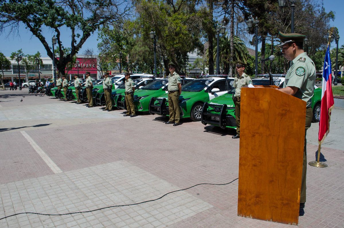 portaldemeli's tweet photo. 🛑🦠😷#ULTIMAHORA: @CarabPrefCosta recibe 8 vehículos policiales para reforzar su labor preventiva y anti delictual en las comunas de #SanPedro, #Alhué y #Melipilla (#Codigua, #Pomaire, #ElBollenar y #Mallarauco) #17Noviembre @Carabdechile #nadiedicenada
Fotografías: Mauro León https://t.co/XuLUUigbQx
