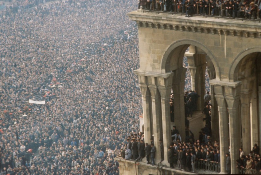 thinkingperson_'s tweet photo. #Azerbaycan 1990,#20january Azdlıqı üçün Ayağa Qalxdı Qan Töküldü #Şəhidlər'imiz Oldu və #Azadlıq'ımızı Qanla yazdıq🇦🇿.İndi #GüneyAzerbaycan'ımızın Azad olmasının Zamanı Yetişib Qalx Ayağa Azad Ol!🇦🇿 ✊️#Tebriz #Erdebil #Urmiya #GueneyAzerbaycan #İran #Babek #safavid #şahismail https://t.co/cqrbZiqqZF