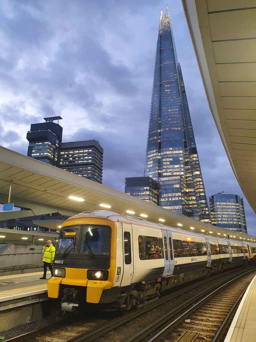 JamesTGlossop's tweet image. Southeastern 466013 seen at London Bridge earlier with a service to Gravesend with the tall Shard behind it. (17/11/2022) #LondonBridge #Class466 #TheShard #London @JedKendray @303032T