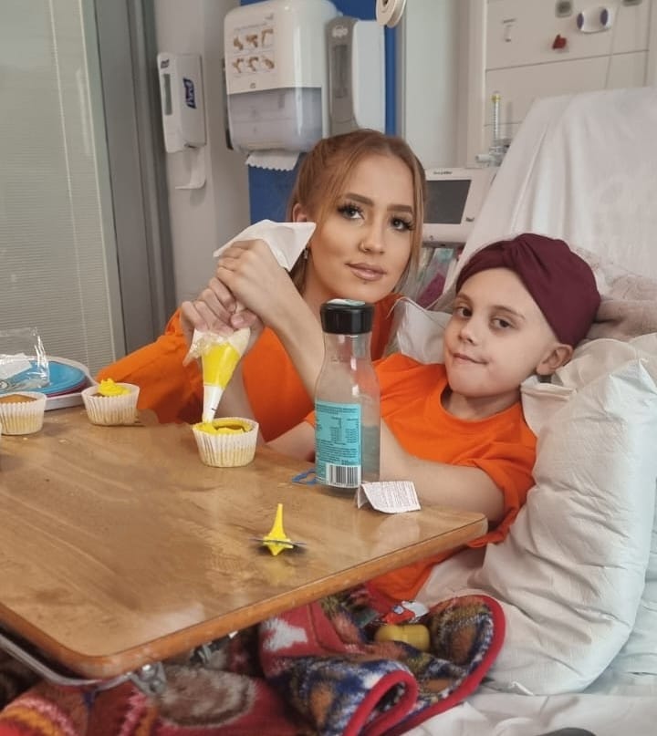 8-year-old Libby is currently undergoing treatment for Ewing sarcoma and has raised an incredible £4,300 by holding a Bake it for Bone Cancer raffle from her hospital bed! 🍰 To find out more about her fundraising, please visit 👉 ow.ly/cui550LG8No #UntilTheresACure