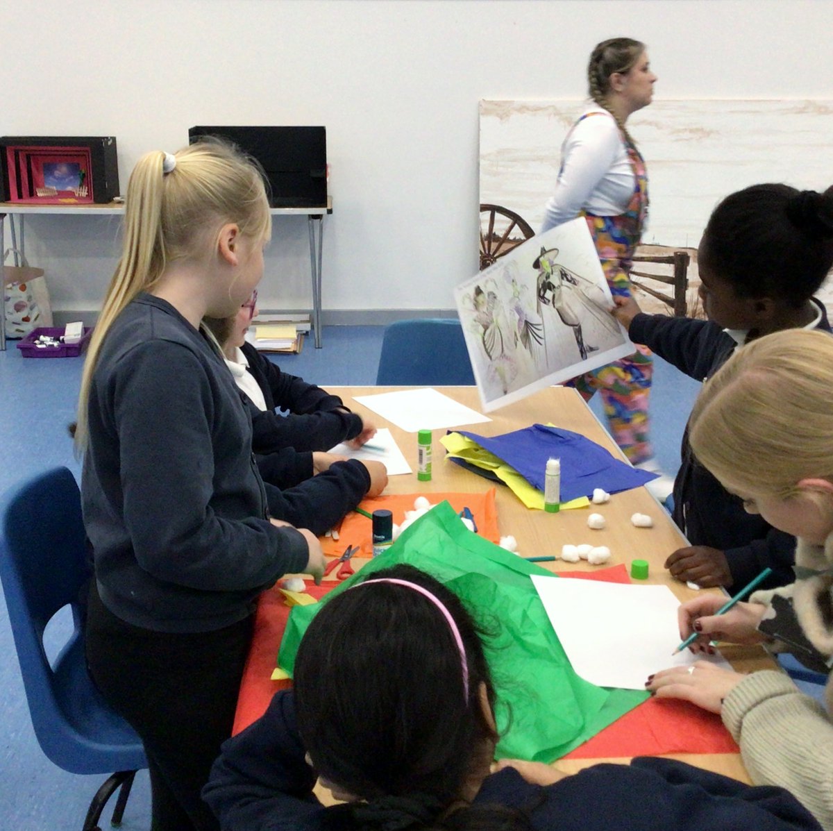 InglehurstJun's tweet photo. Today, some of #IJSYear4 had the opportunity to take part in a session delivered by @CurveLeicester's creative team at @NewCollegeLeice exploring designs for The Wizard Of Oz. They had a great time and enjoyed getting crafty. https://t.co/Fh0AJUZoyo