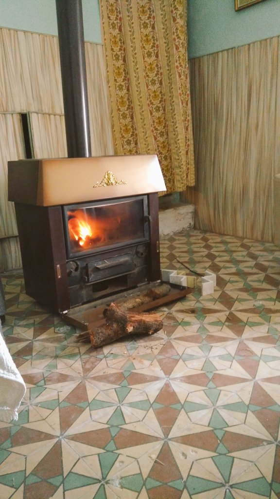 anahidalgoserna's tweet photo. #52de2022 #46de52 #fuego @mongeleon elegiría este momento si se pudiera detener el tiempo,... Pero nadie puede hacerlo y así va viendo esta casa nuestras vidas pasar...hay días q hacen falta grandes fuegos para reconfortarse... https://t.co/7FHucnFhtq