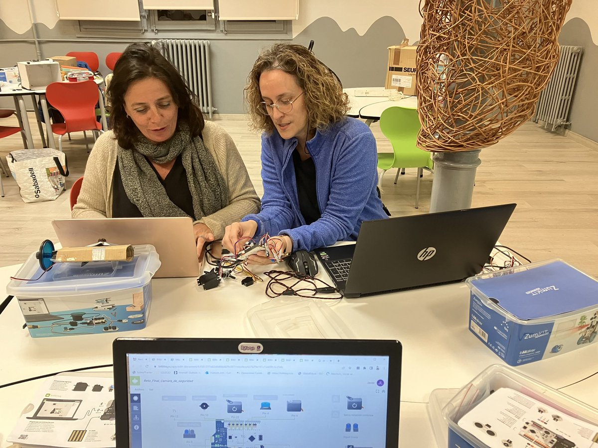 Terminada la primera fase de formación para las profesoras implicadas en <a href="/RetoTech/">RetoTech</a>!!!Gracias a la <a href="/FundacionEndesa/">Fundación Endesa</a> y <a href="/BQEducacion/">BQ</a> por esta oportunidad. Nuestros chicos han empezado hoy a tomar contacto con los primeros mini programas!!!