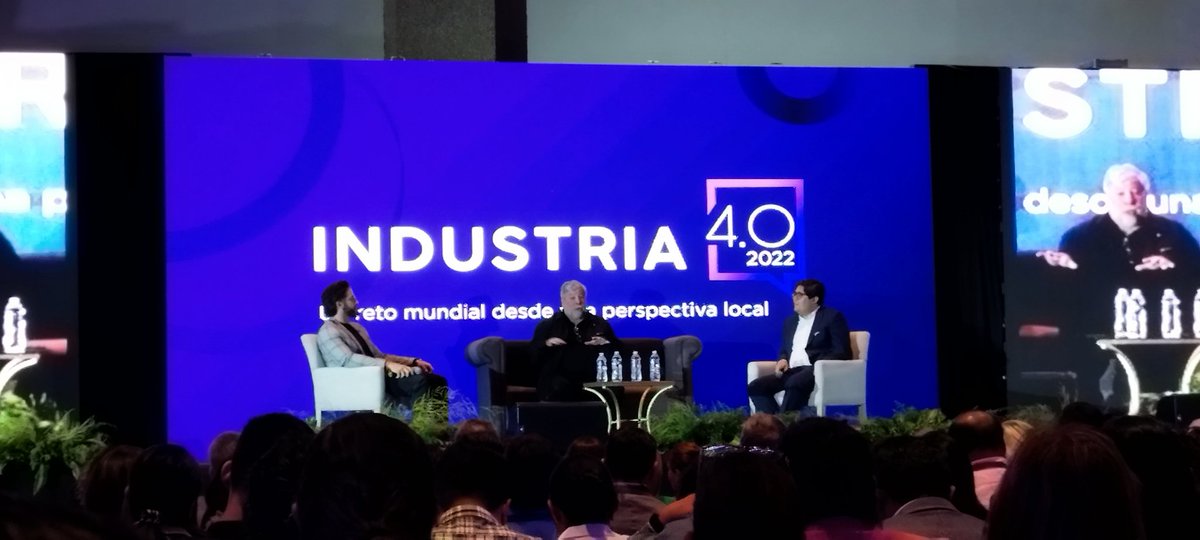 "Contar un chiste es la mejor forma de ser creativo, el humor ayuda en la búsqueda de la innovación, es salir de lo establecido..." #SteveWozniak