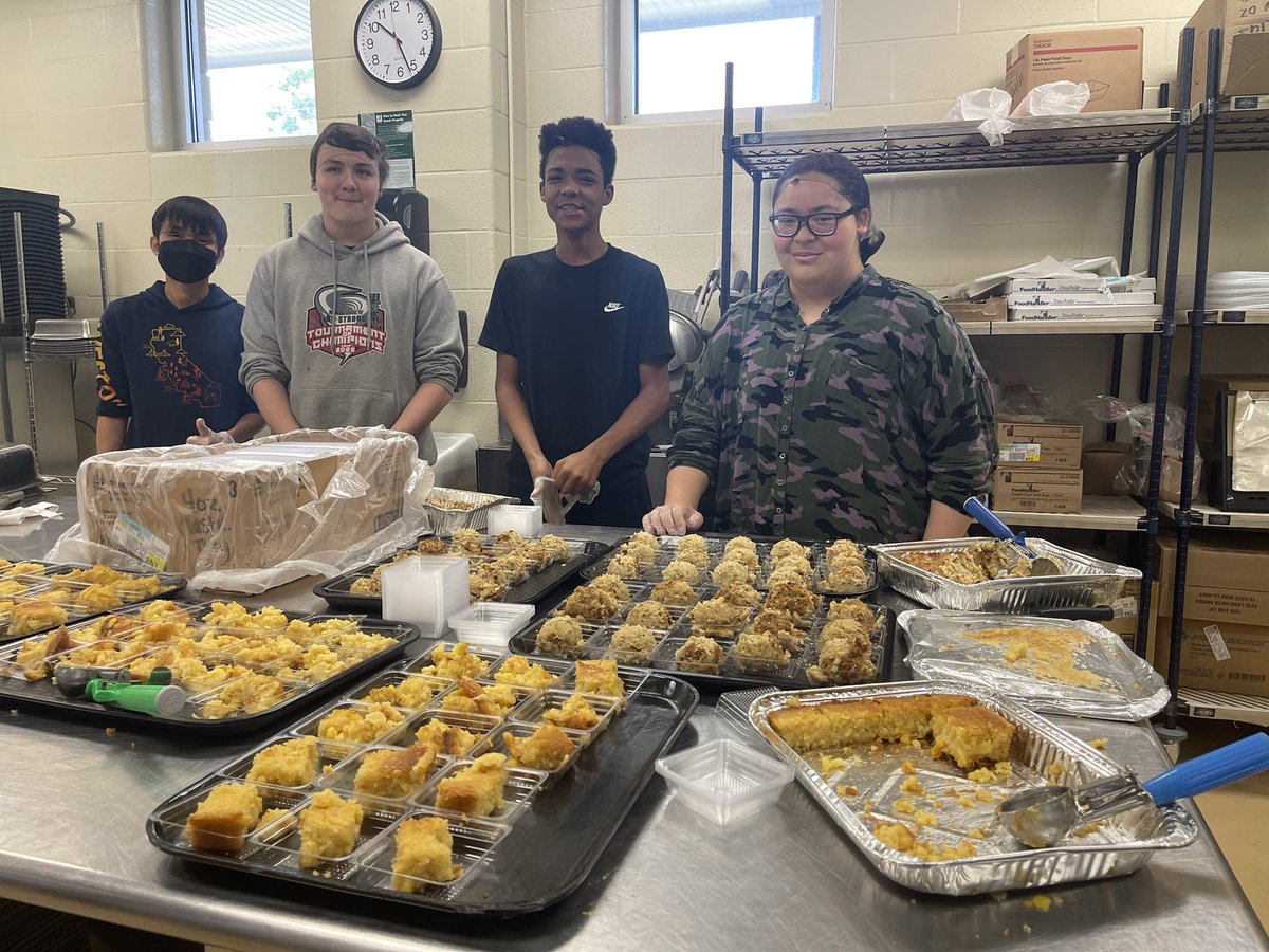 BGHSPurplesNews's tweet image. Our culinary students went to our feeder elementary schools to help with their Thanksgiving meals. Great experience for our students!