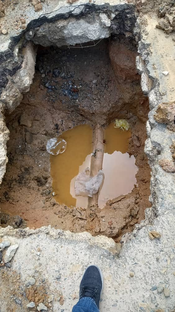 pattymbad's tweet photo. @RMarcoTorres @HidroCapital2 @NicolasMaduro @Hidropaezca @_Vpsops Vecinos de la unión en el hatillo un mes sin agua , está cerrada la llave de paso hacia la unión por una avería q se encuentra cerca de la redoma del farmatodo sin q aparezca hidrocapital a reparar , la solución fue cerrar la llave y dejar sin agua a miles de familias . https://t.co/CdKDiHy9uj