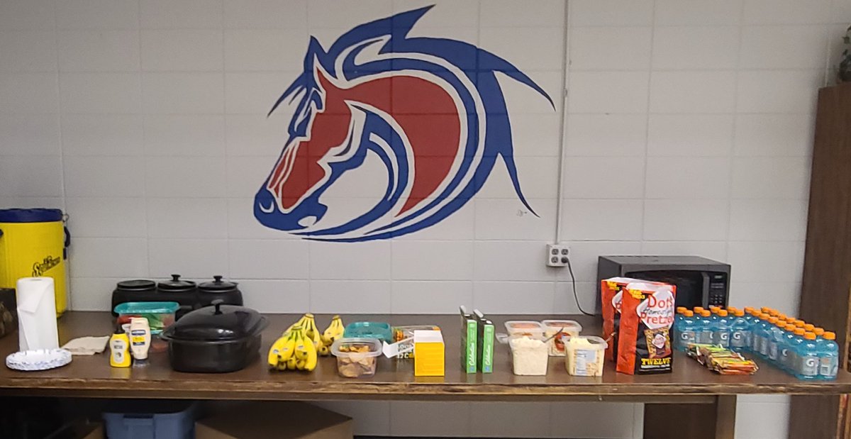 ☆ Senior Year ☆
🏀🏀🏀🏀🏀🏀🏀🏀🏀🏀🏀🏀🏀
#scrimmage2022 #energyfood 
@WestNobleHoops @WestNobleAD
💙❤💙 🍔🍌🥨🥗🍪🍴 ❤💙❤
Mom's Biscuits 'n Gravy - breakfast 
Mom's Baked Spaghetti - lunch
Mom's #teammeal - pregame
Love ya @NevinPhares