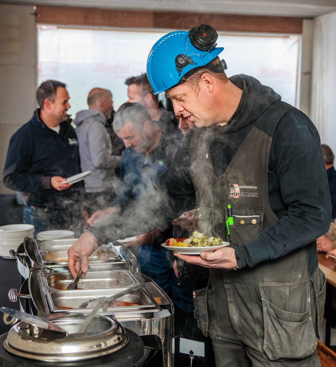 woonborg's tweet image. Vandaag bereikten we het hoogste punt van de nieuwbouwwoningen Het Erf in Vries. Dat vierden we met elkaar op de werkplaats met stamppot.  
Samen met @BouwmijHendriks 
woonborg.nl/over-woonborg/…