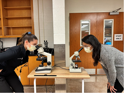 NU_Pathology's tweet photo. PGY-1 @margaritaloxas showing the ropes to @NUFeinbergMed students! And yes, histology CAN be fun😉
#PurplePath #PathMatch23 @McGawGME https://t.co/VraNfgXoCn