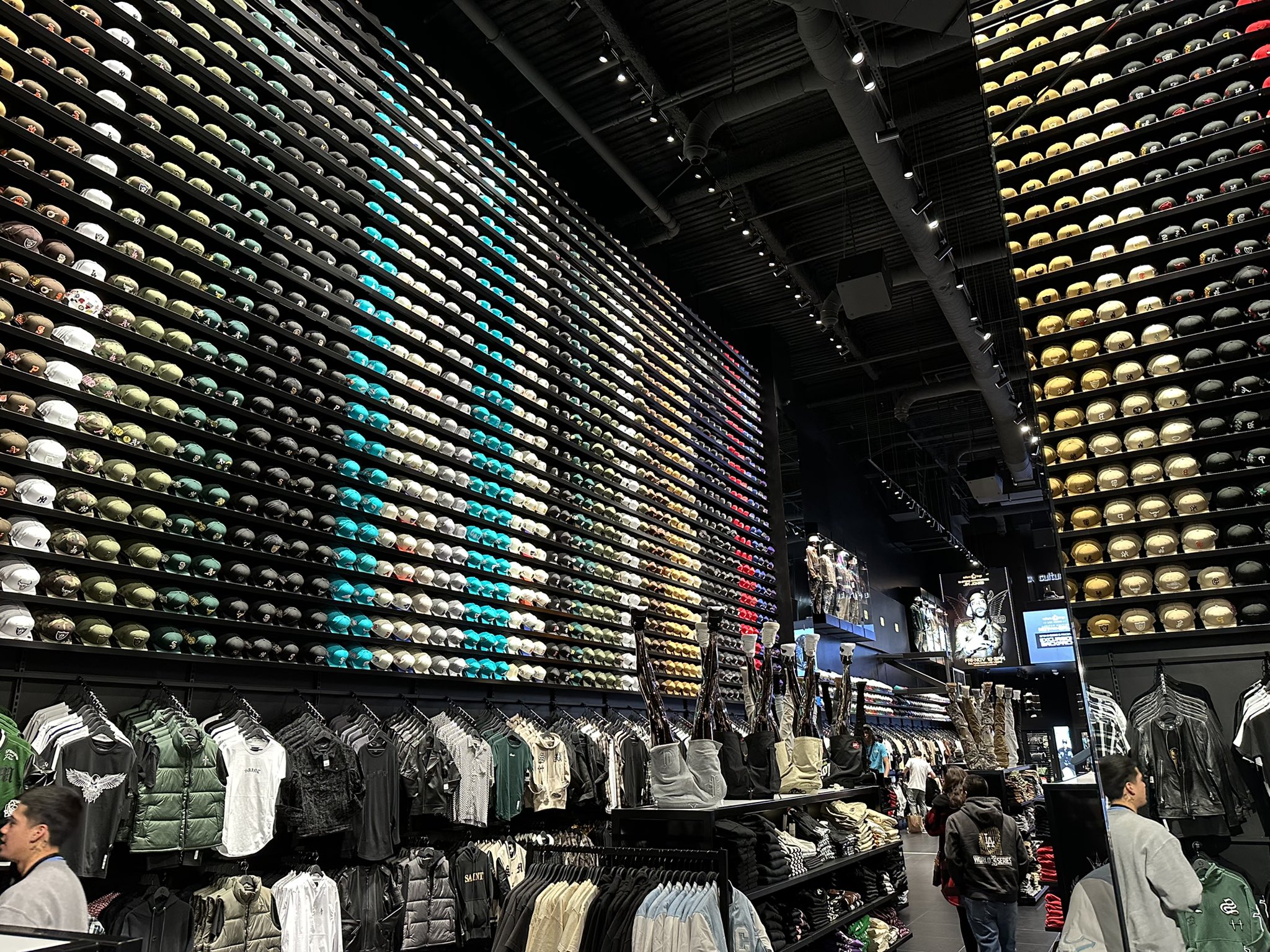 Stores At Forum Shops 95 - ew5hu8l