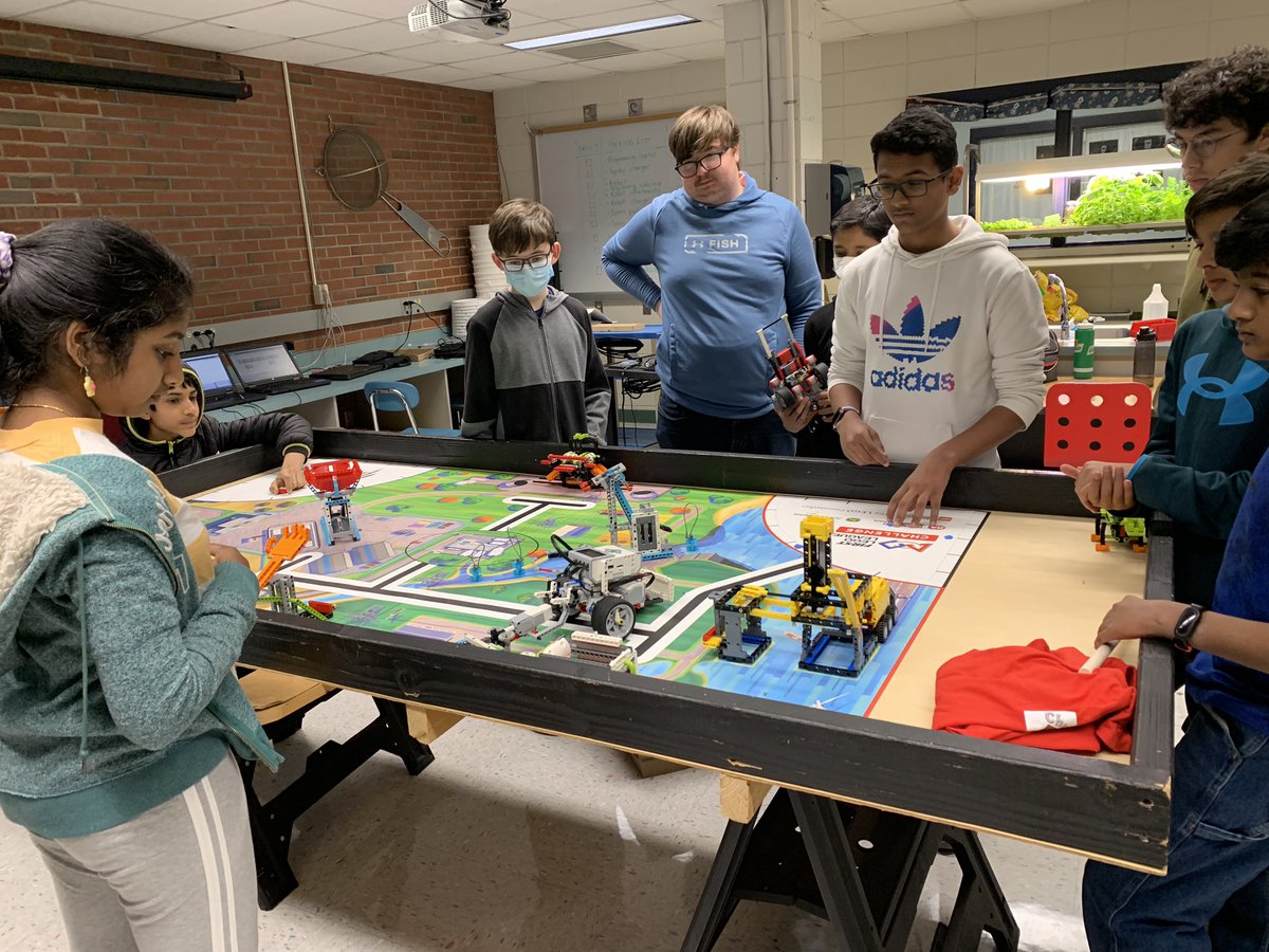 IARMr_Belisle11's tweet photo. Last Lego League Robotics club meeting of the year. Robot runs!Packing! Programming! All the last minute preparation for this weekend’s competition at FHS. #FLL #legoleague #robotics https://t.co/MXA3JCveKO