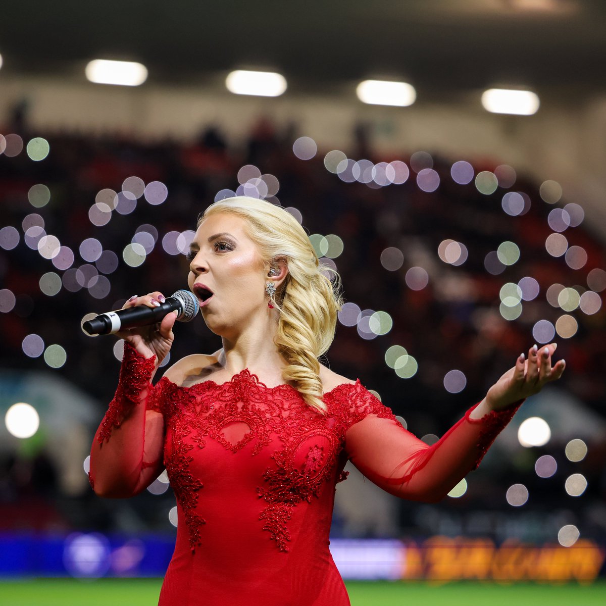 BristolBears's tweet photo. How good was @emilyhsoprano tonight! 🎶

#BRIvSAA | #BristolBears https://t.co/ZFeIFtCWL8