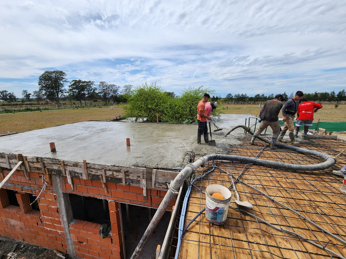 ArqPIglesias's tweet photo. Llenado de losa obra #Tala #BarrioBelleville #Canning 
- Estar Comedor Cocina integrado
- Lavadero independiente
- 1 Dorm. En suite 
- 2 dormitorios
- Galeria con Parrilla 
- Pileta
- Calefacción por Radiadores
Donde la #arquitectura abraza el árbol 🌳 https://t.co/iQtBu5BHih