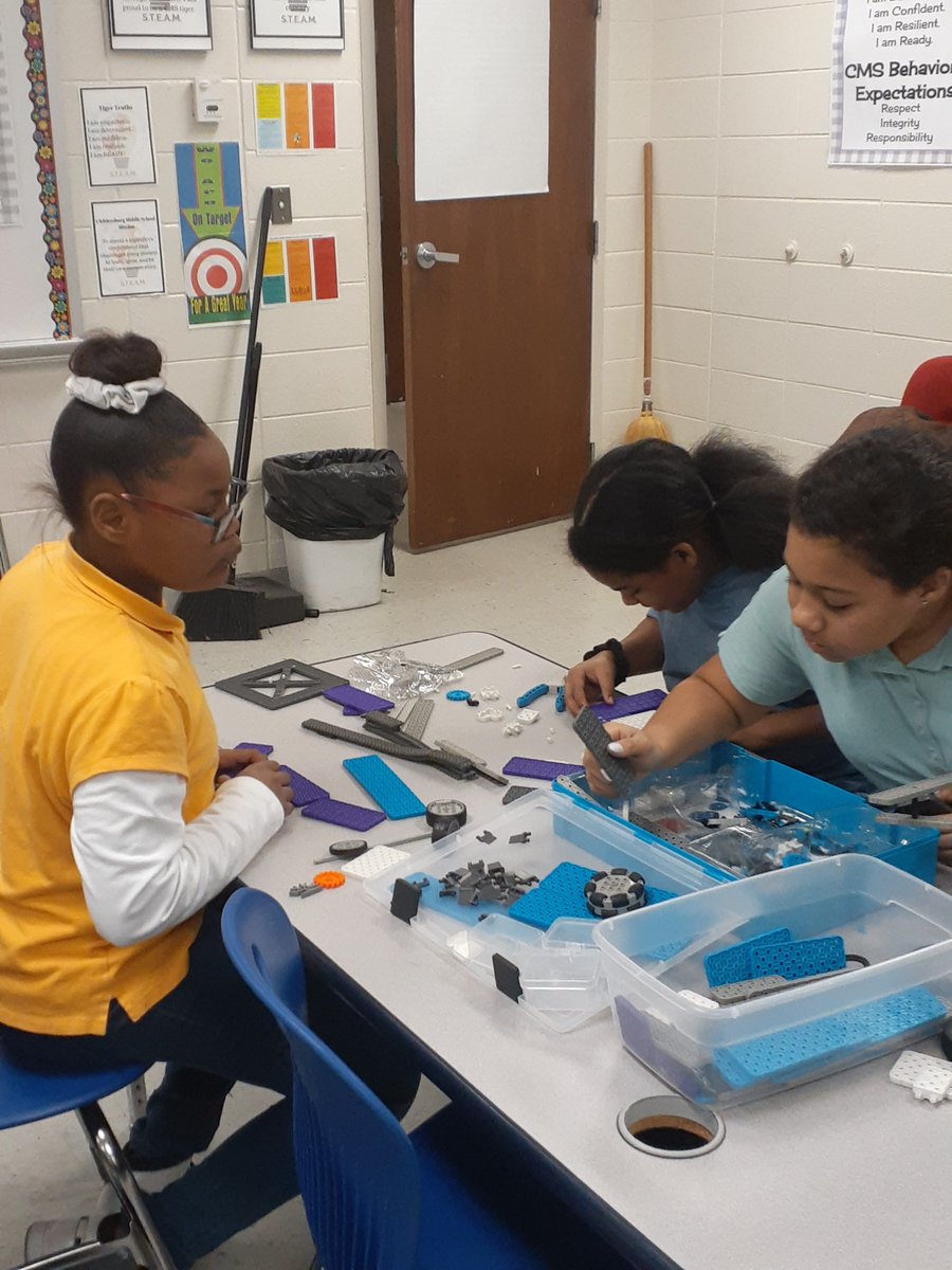 MrPMorris's tweet image. More STEAM Club activities using VEX and Knex. @VEXRobotics
#CMSThePlaceToBe,
@tcboe
,
@TCBOE_CMS
,
@jesse_hooks
,
@cardwelldalisha
,
@AshleyGableEDU
@Sphero
#tweetoftheweek
#TCBOEDLP #EmpowerCMS
@Cburgmiddle