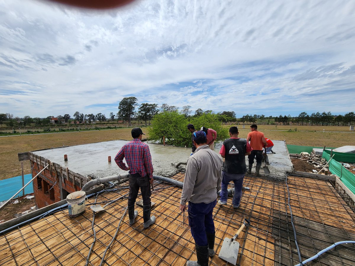 ArqPIglesias's tweet photo. Llenado de losa obra #Tala #BarrioBelleville #Canning 
- Estar Comedor Cocina integrado
- Lavadero independiente
- 1 Dorm. En suite 
- 2 dormitorios
- Galeria con Parrilla 
- Pileta
- Calefacción por Radiadores
Donde la #arquitectura abraza el árbol 🌳 https://t.co/iQtBu5BHih