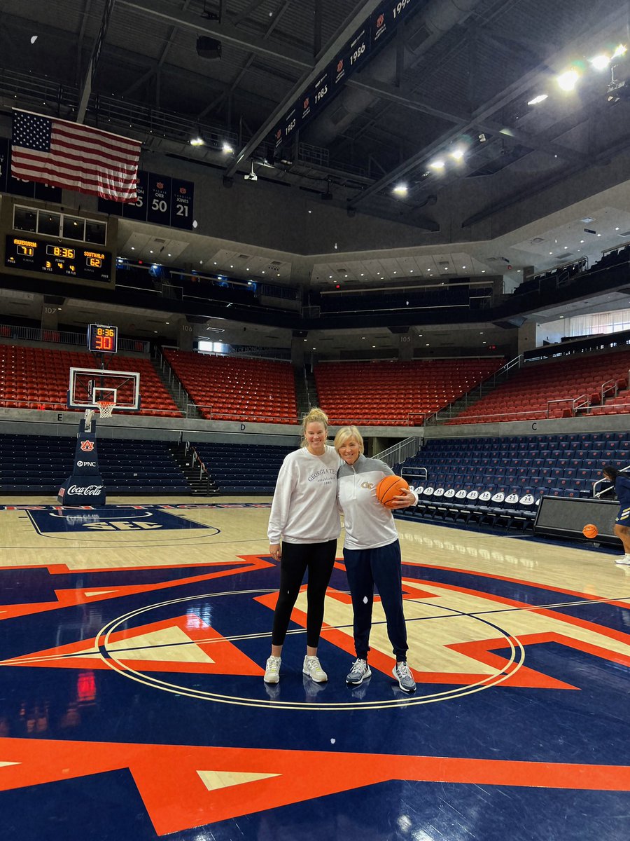 GTWBB's tweet image. Head Coach &amp;amp; Player ➡️ Head Coach &amp;amp; Associate Head Coach 🥺 A decade later &amp;amp; I think everyone agrees they look best in Gold and White! 💁‍♀️🐝💛 @blanchealverson @NellOnWheels @GTAthletics
