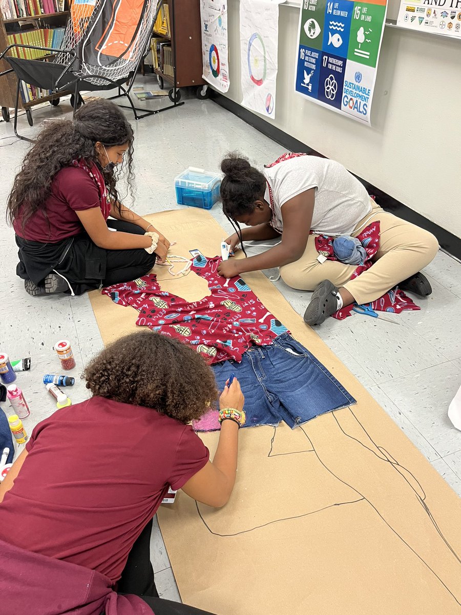 Teach954's tweet image. Creating our “Human Display”. Students try to capture &amp;amp; convey Cambridge Challenge “What it means to be Human?” #magnet #MagnetOpenHouse #attucks @BrowardSTEM @cohgov @AttucksMS @Cambridge_Uni #Cambridge