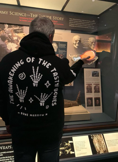 How I want this hoodie from <a href="/TastyBonesNFT/">Tasty Bones ☠️</a>😍😍

<a href="/dogefan69/">corgibutts.eth</a> #NFTCommunity #Tasty #BonesTogetherStrong