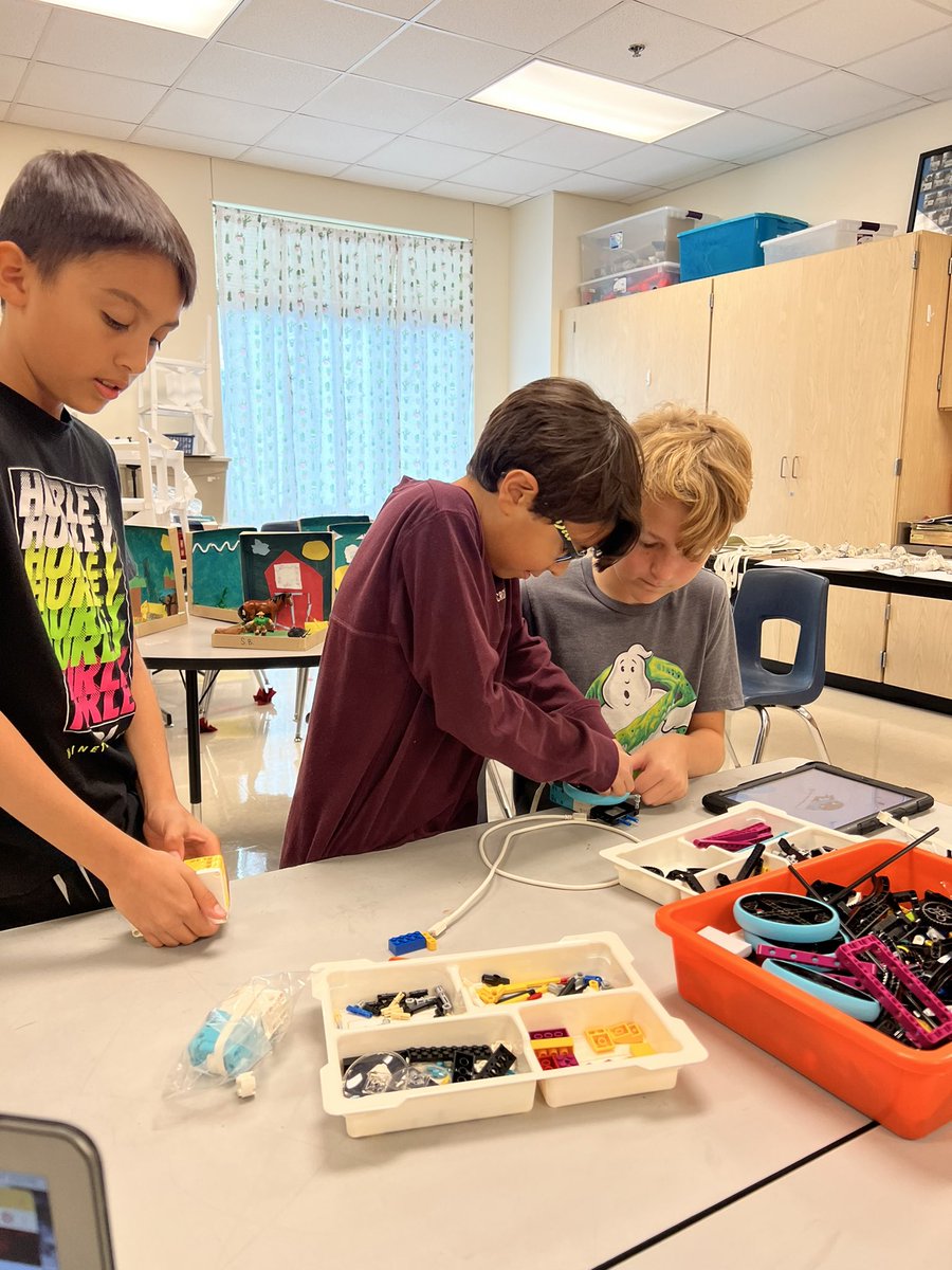 _MrsCarrera's tweet photo. Building a robot. Doing a little research. #ComalFLL https://t.co/WR6cMqJsJ1