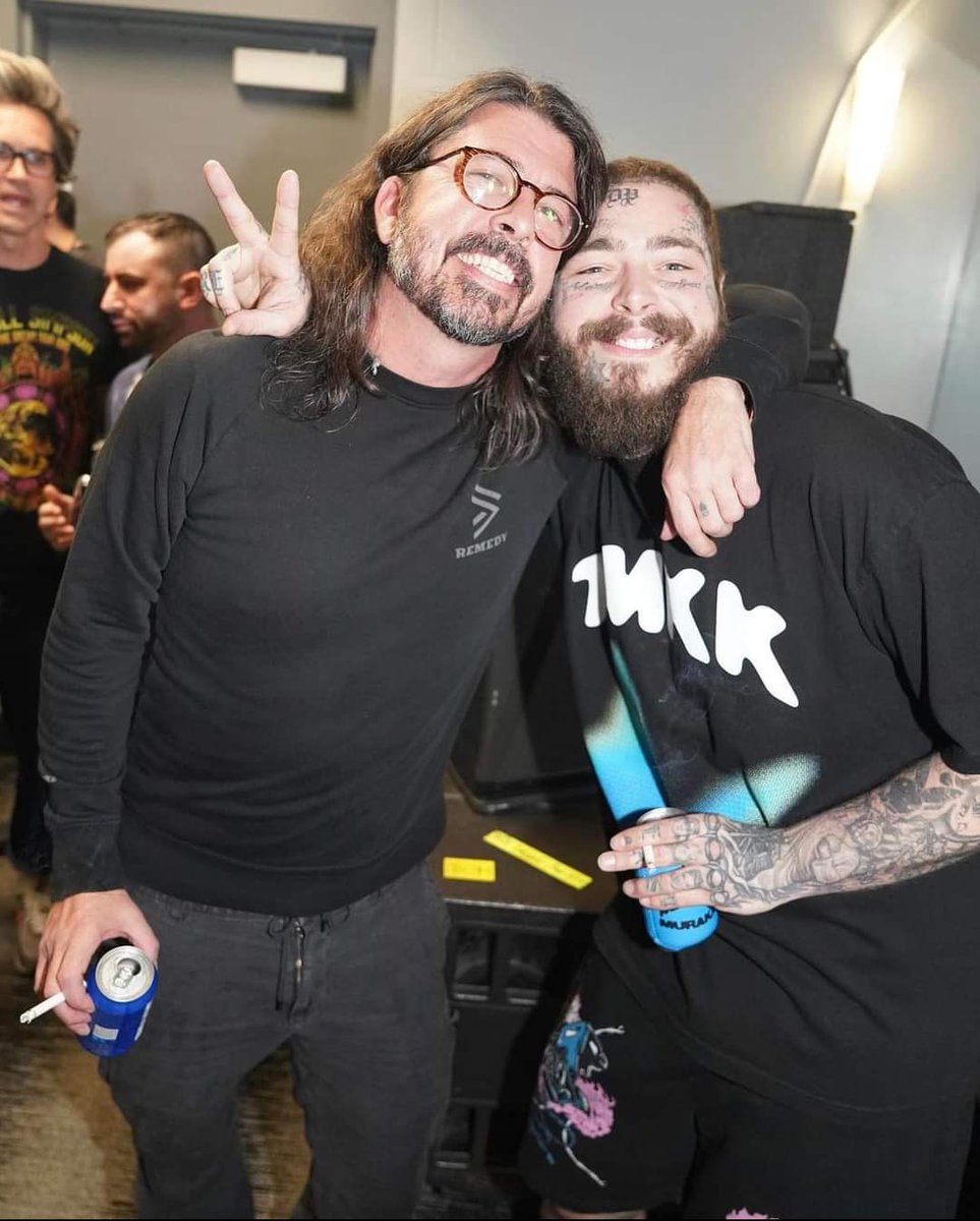 Dave Grohl y Post Malone la noche de ayer en la crypto arena de Los Angeles