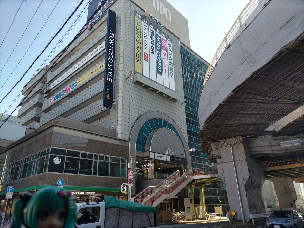 「三ノ宮駅に戻りました。偶然にも今日から「ダイエー神戸三宮店」で「雪ミクフェア」が」|キノ店員のイラスト