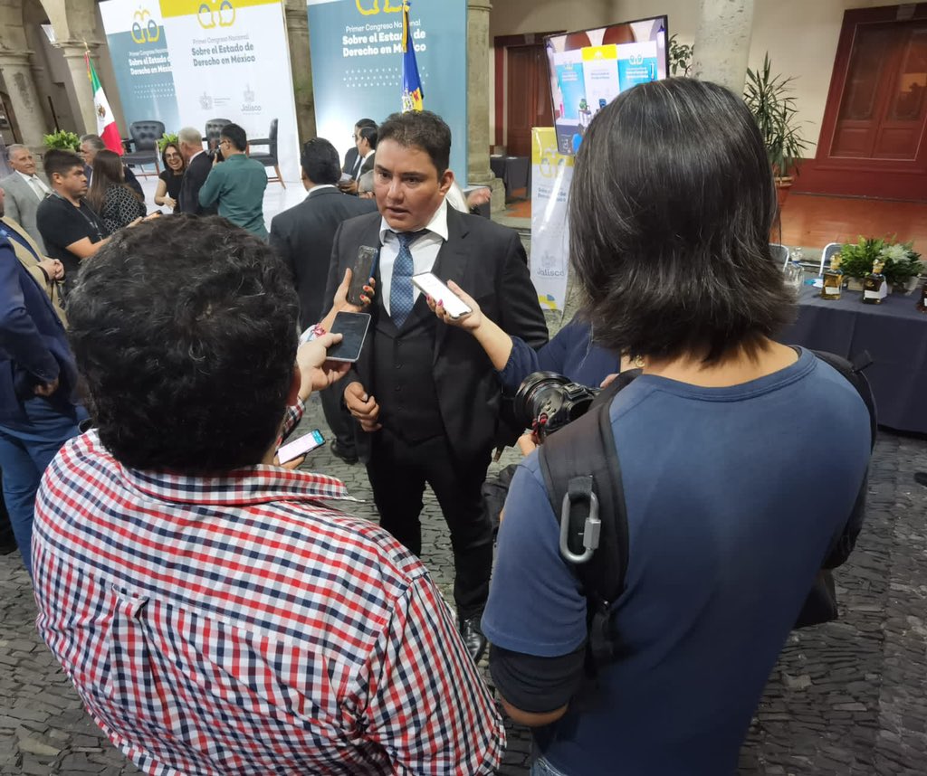 Con honor y humildad  recibo este enorme reconocimiento de parte del <a href="/GobiernoJalisco/">Gobierno de Jalisco</a>