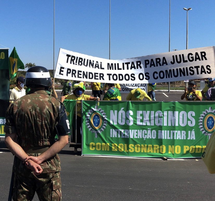 A palavra "comunismo" retirada de seu sentido original funciona como comando para o linchamento de quem pensa diferente. Assim, muitos atacam porque lhes disseram que o outro é comunista e comunista deve apanhar. Se não sentisse desprezo por golpistas, acho que sentiria pena.