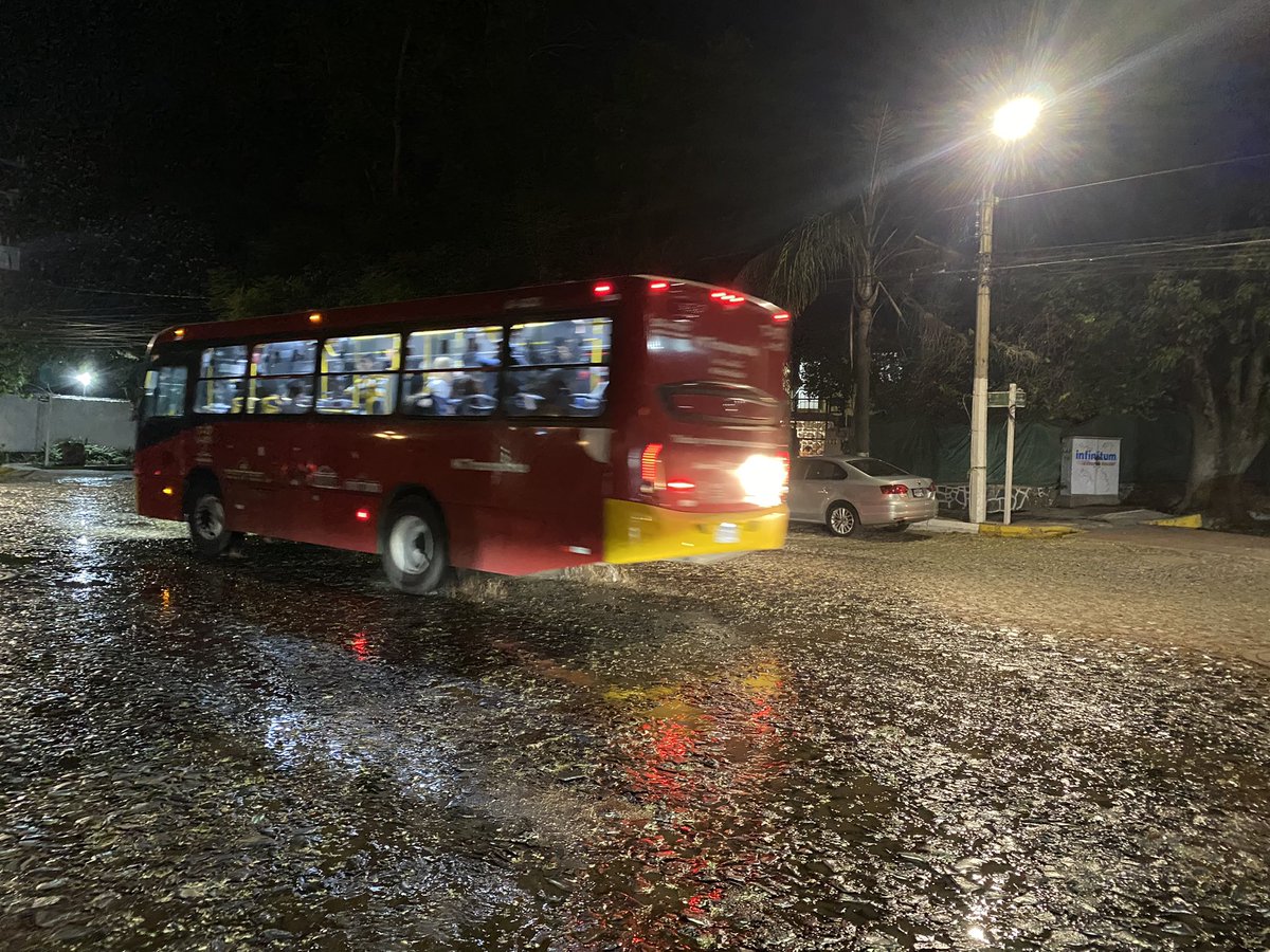 oscarcaballero's tweet photo. @JuanJoseFrangie @LasColonos @MovilidadZap @op_zapopan @ZapopanGob AUXILIO!!! Las fuentes es ya ruta alterna sin salida por trafico en Lopez Mateos!
Cada semana tuberias subterraneas rotas. Obras publicas? Movilidad? Necesitamos reparar y restringir el paso. URGENTE!!! https://t.co/AcK8OpyJE9