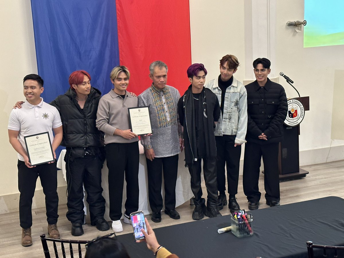 tjmanotoc's tweet image. Happening now at the 🇵🇭 Consulate General in SF. PPop Superstars @SB19Official take part in a special event with @TaipanLucero 

@phlinsf @NCCAOfficial @officialsb19 

#SB19SulatBaybayin #SB19TaipanLucero
#KulturaPH #SentroRizal #SB19NCCAYouth
#SB19SRAmbassador #SRSanFrancisco
