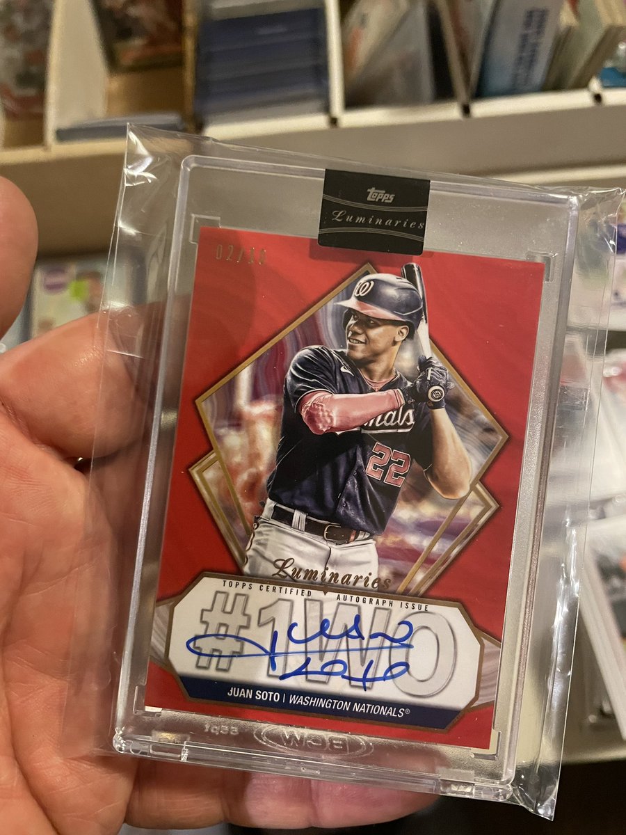 Teams's tweet image. 2/10 #ToppsLuminaries #JuanSoto in hand thanks to @BnsBreaks