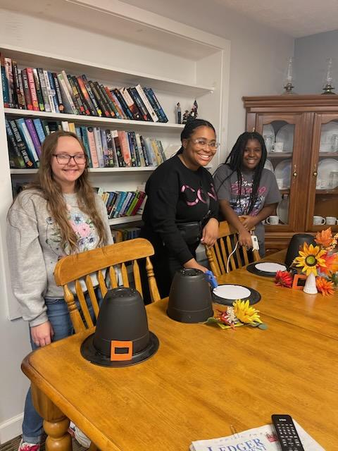 masoncohosa's tweet photo. HOSA members visited with residents at St. Paul Trinity Community during #HOSAWeek We helped create pilgrim hat center pieces for their Thanksgiving meal! We really enjoyed getting to talk with them as they prepare for the holidays! @kentuckyhosa1 @MCHSRoyals1 https://t.co/B1LeZa8hV1