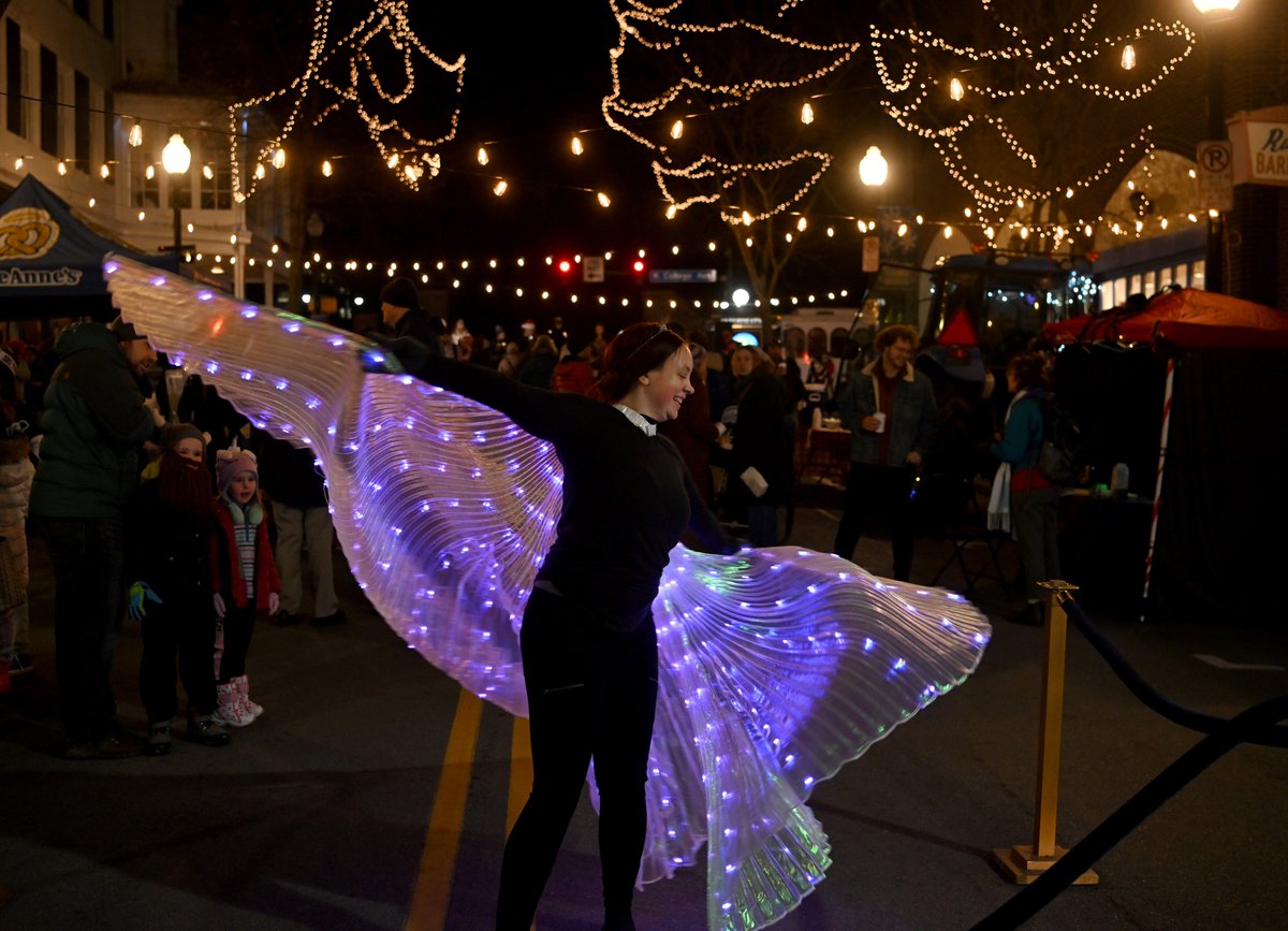 ADreyPhotos's tweet image. Light Up Night got downtown State College in the holiday spirit!