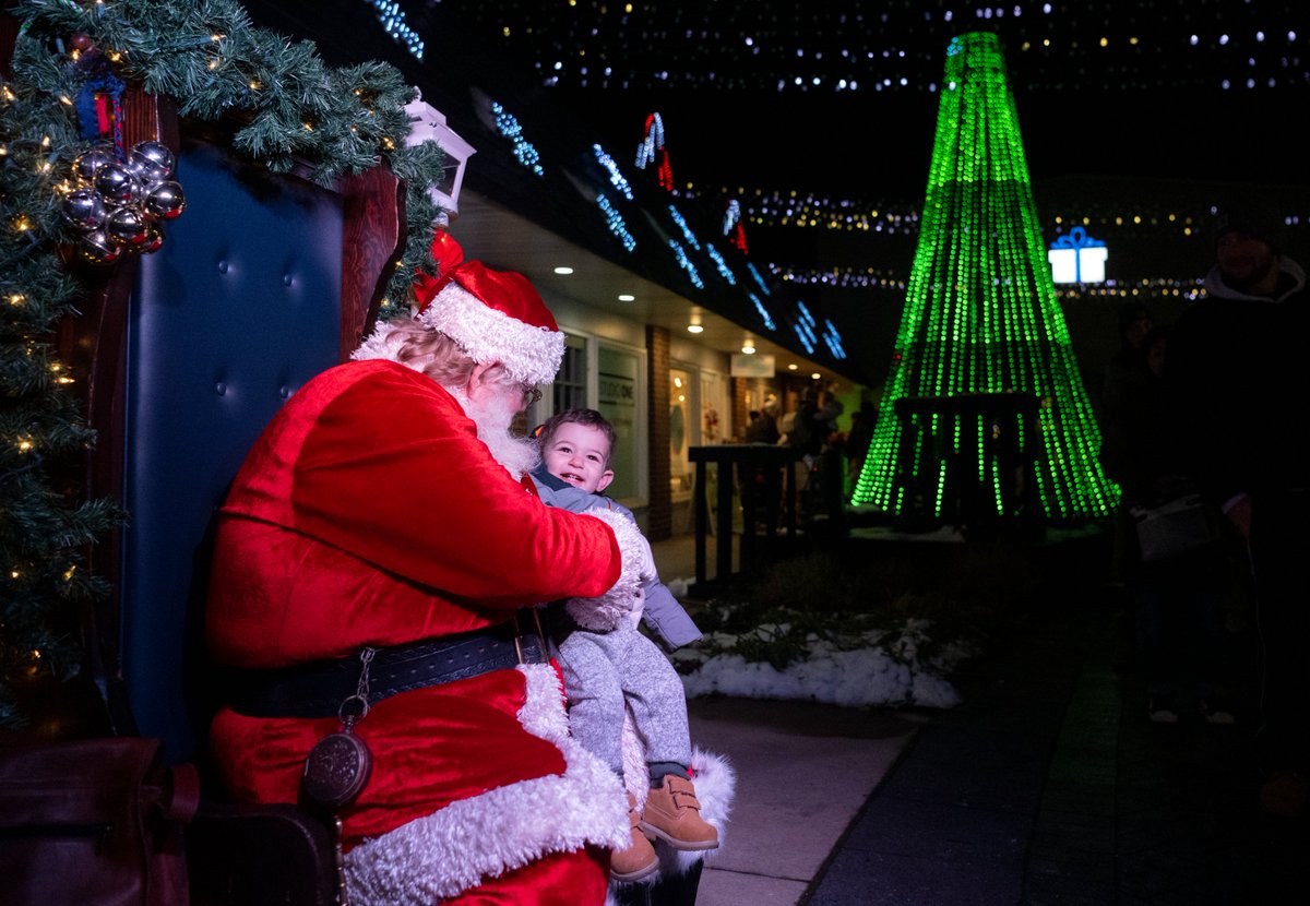 ADreyPhotos's tweet image. Light Up Night got downtown State College in the holiday spirit!