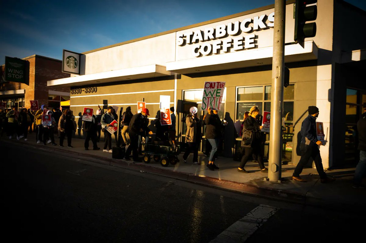 CAFastFoodUnion's tweet image. The Los Angeles County labor movement is rising up.

The American labor movement is rising up.

The global labor movement is rising up.

And we won't back down.

#redcuprebellion #fastgoodglobal #UnionsForAll