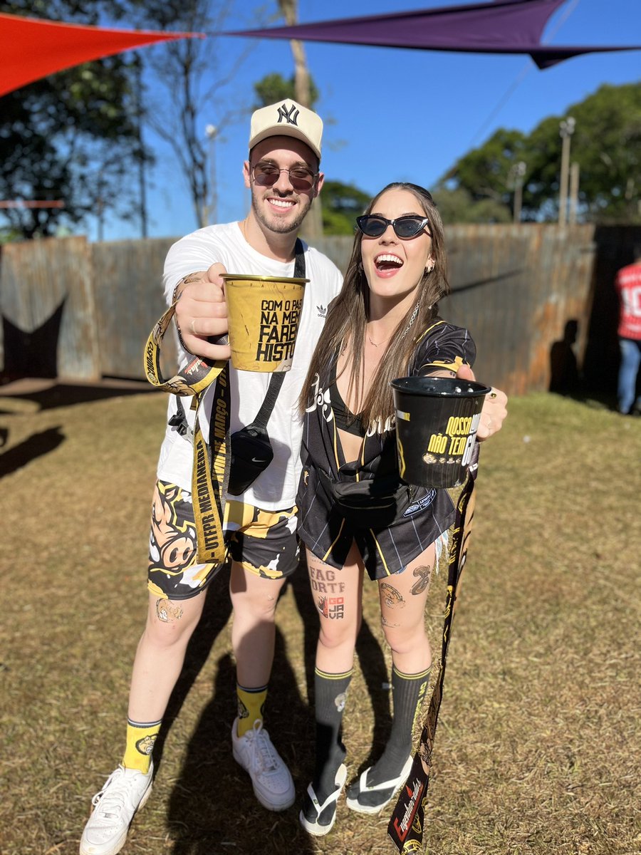 FernandoValiati's tweet photo. Casal mais lindo dos jogos tinha que ser porco ne 🐷💛🖤 https://t.co/Evja5Trbjh