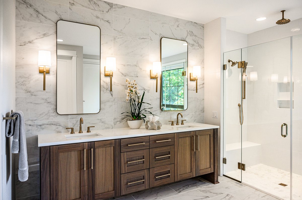 RenaissanceHome's tweet photo. The gold light #sconces against this #marbled wall give just the right amount of #drama and #luxury, and we love it. 😍
 
Swipe to see the amazing #naturallight coming in above the bathtub! This primary bath is featured in our Thoma Road home:  https://t.co/LdsUqQWWyA https://t.co/Rp4Hw5muIa