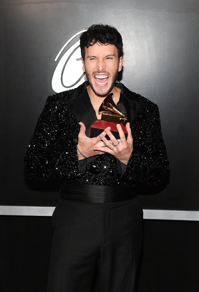 ¡Felicidades <a href="/SebastianYatra/">Sebastian Yatra</a>! 🏆

✨El artista colombiano se llevó el #LatinGRAMMY a la Mejor Canción Pop gracias a “Tacones Rojos”, que empató con “La Guerrilla de La Concordia” de <a href="/drexlerjorge/">Jorge Drexler</a> 

✨ También ganó al Mejor Álbum Pop Vocal con “Dharma”

📸 <a href="/LatinGRAMMYs/">The Latin Recording Academy / Latin GRAMMYs</a>®️