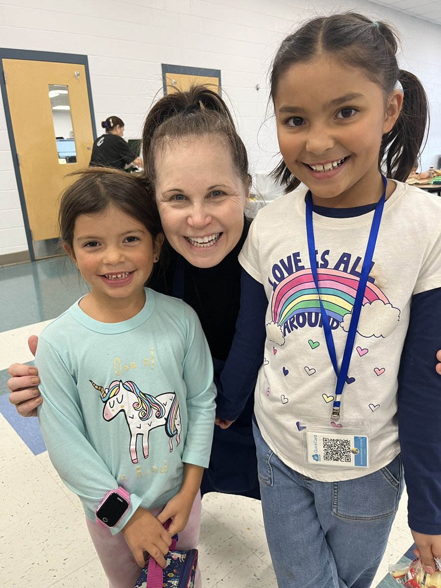 ms_zwolak's tweet photo. Our Cafeteria Monitor, Mrs. Brown always lets one or two of my kids help clean up our table each day and her waitlist for the job is longggg… just look at the smiles for proof! @Discovery_elem https://t.co/eg3Xh8YptQ