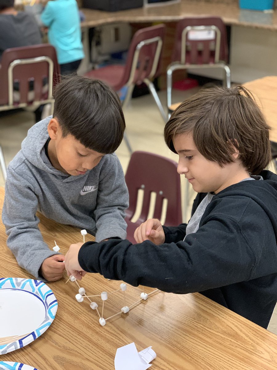 JMoes_Class's tweet image. STEM challenge with our DEAT buddies! Students created a cage to catch and enclose a turkey 🦃 Success! @ClarkCreekSTEM @heather_ivers @Mrs_Blakes