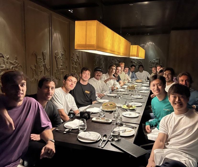 Genial movida de George Russell, presidente de la GPDA, quien movilizó la cena de todo el plantel de pilotos #F1 para despedir a Vettell. Viene bien después del tormentoso GP de Brasil. Nice from u <a href="/GeorgeRussell63/">George Russell</a>