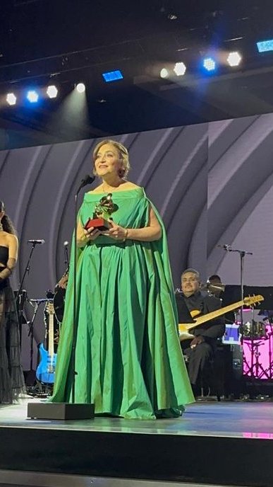 JOSEESCAURIZA's tweet photo. ¡Emocionante! Berta Rojas de Paraguay acaba de GANAR un premio grammy latino. Orgullo nacional. Es la primera vez que un paraguayo obtiene este galardón tan importante a nivel mundial. Y ella se lo merece, es una artista increíble con una trayectoria impecable. https://t.co/jZyIehc95B