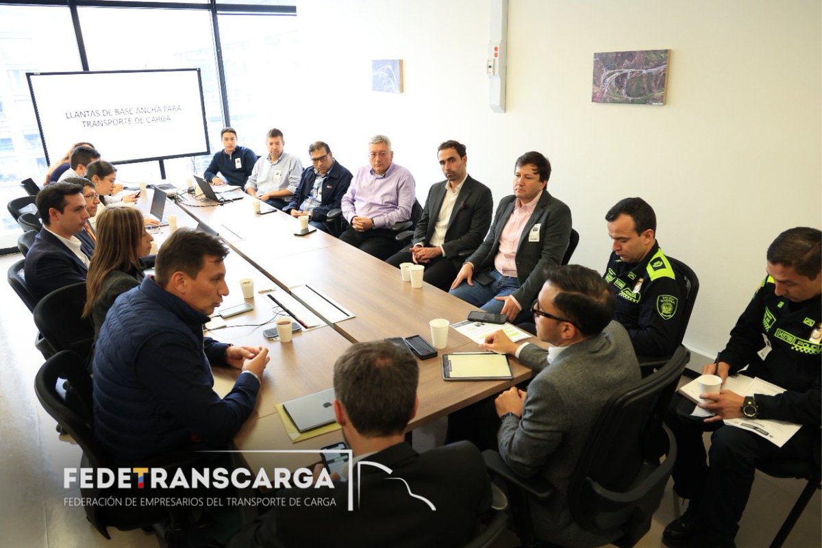 fedetranscarga's tweet photo. #FEDETRANSCARGA junto con un equipo técnico, llevó a cabo un comité de #llantas #SuperSingle, con la participación del @MinTransporteCo, @TransitoPolicia y la @ansvcol. https://t.co/owEJ8nvPe6