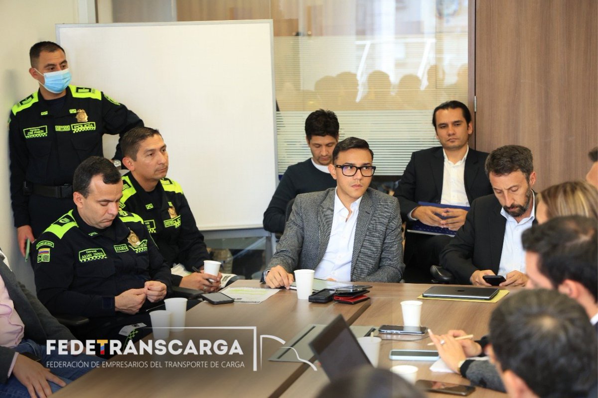 fedetranscarga's tweet photo. #FEDETRANSCARGA junto con un equipo técnico, llevó a cabo un comité de #llantas #SuperSingle, con la participación del @MinTransporteCo, @TransitoPolicia y la @ansvcol. https://t.co/owEJ8nvPe6