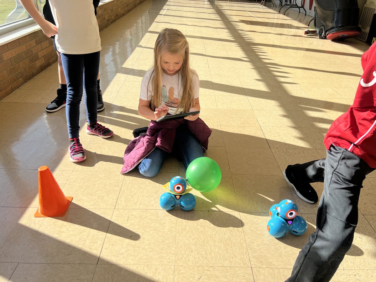 RET Gifted Students Balloons  Over Broadway STEM Challenge; students had to design and create a balloon, then code a robot with the balloon design attached to travel a parade path.  ⁦<a href="/_REThompson/">R. E. Thompson Intermediate School</a>⁩ ⁦<a href="/TuscumbiaCitySc/">Tuscumbia City Schools</a>⁩