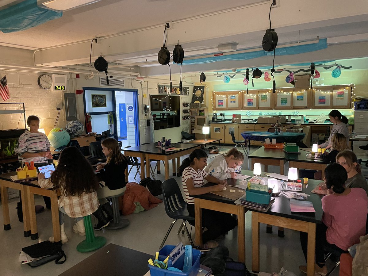 smurphyscience's tweet photo. Club Zen is well under way! Students are learning how to de-stress and relax in ways that work for them. They are able to choose mindful activities of their choice. Flexible seating, calm lighting, and soft music help to create a welcoming environment. 😊 #62Learns #62AMS https://t.co/mZFWxLPf0a