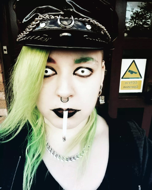 OneSkuzzyJester's tweet photo. Oh no I'm back to posting selfies again
#me #selfie #greenhair #goth #artistreveal https://t.co/CSAgz13bQk